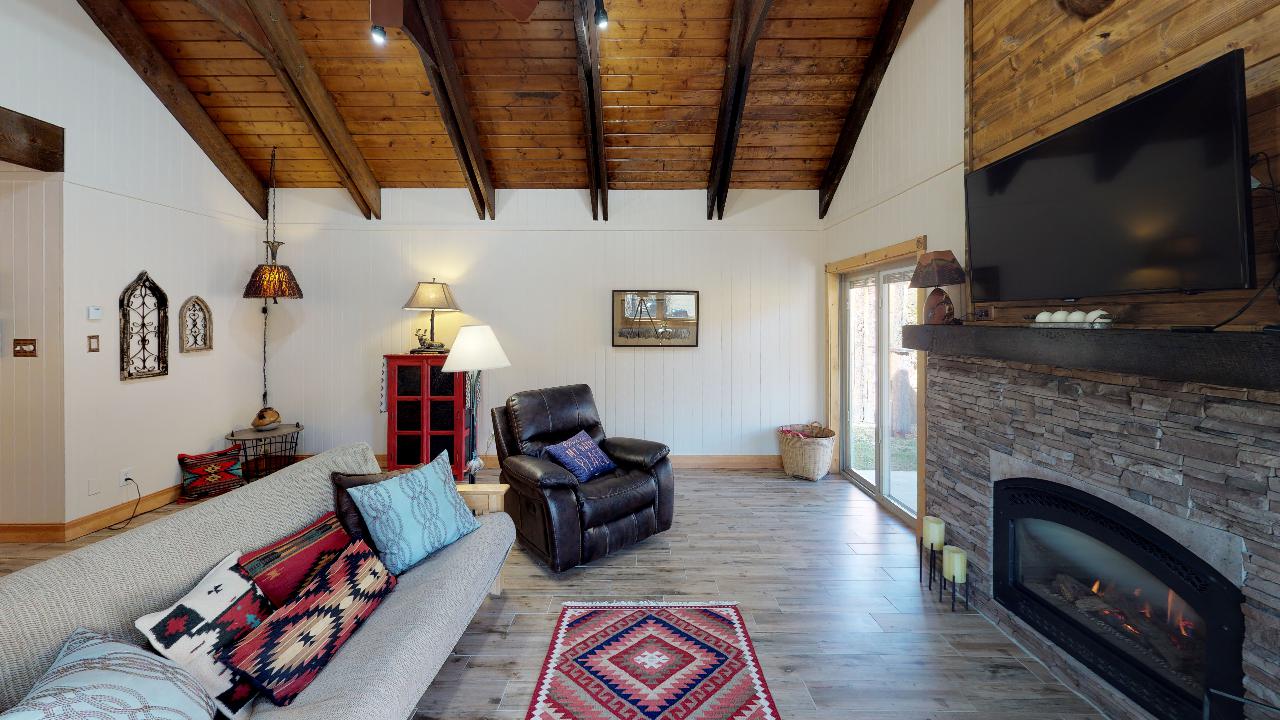 Tranquil Little Cabin on the River