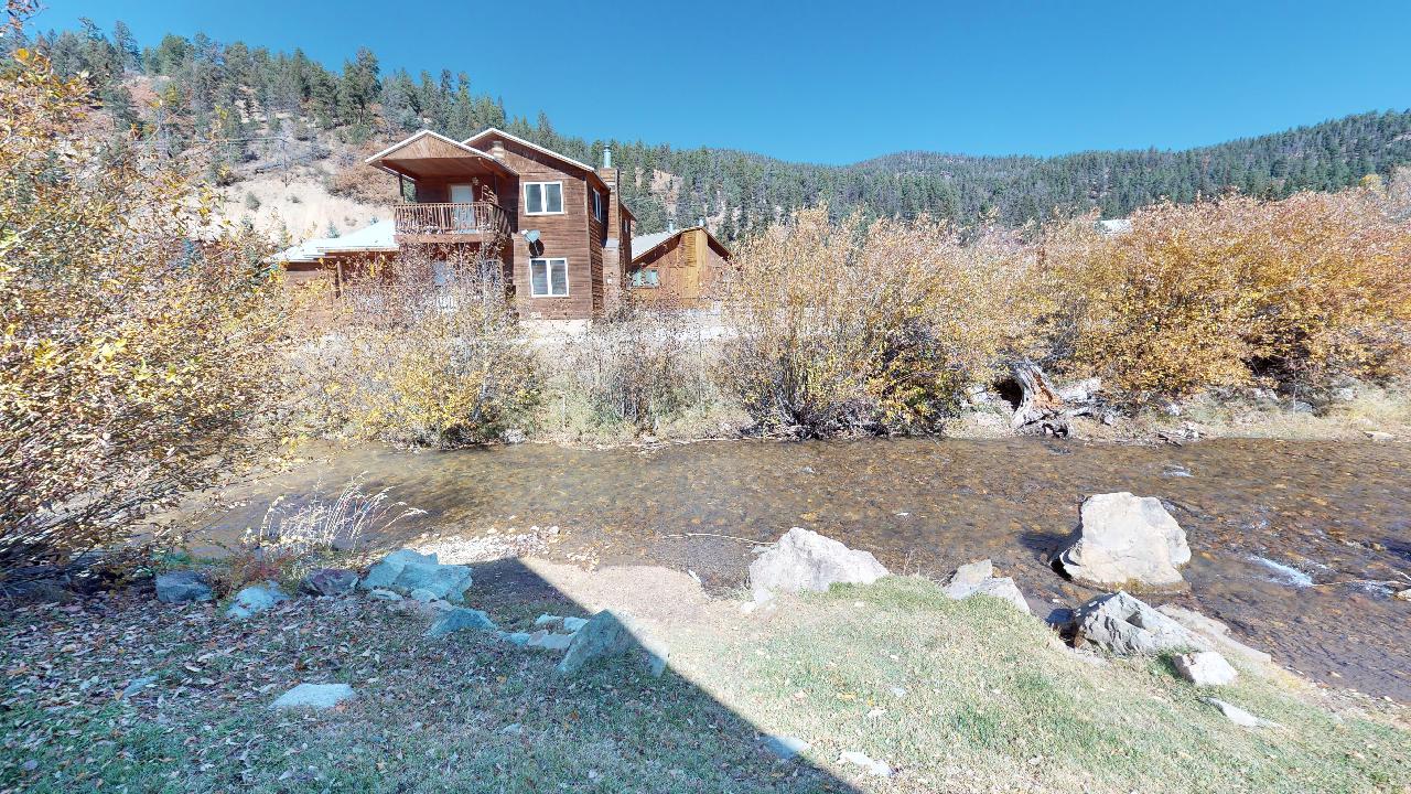 Tranquil Little Cabin on the River