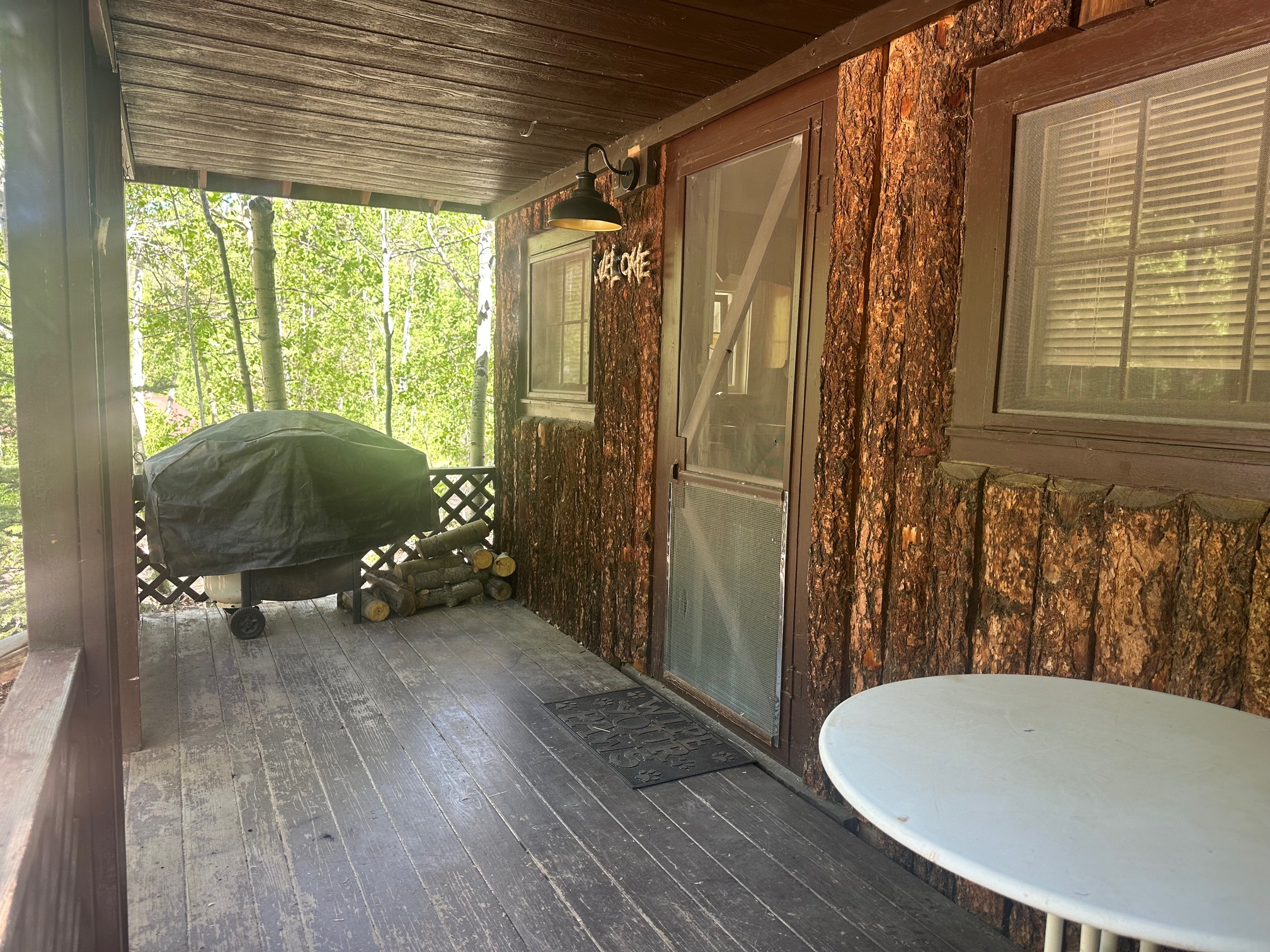 Brown Dog Cabin with High Speed Wifi and A/C