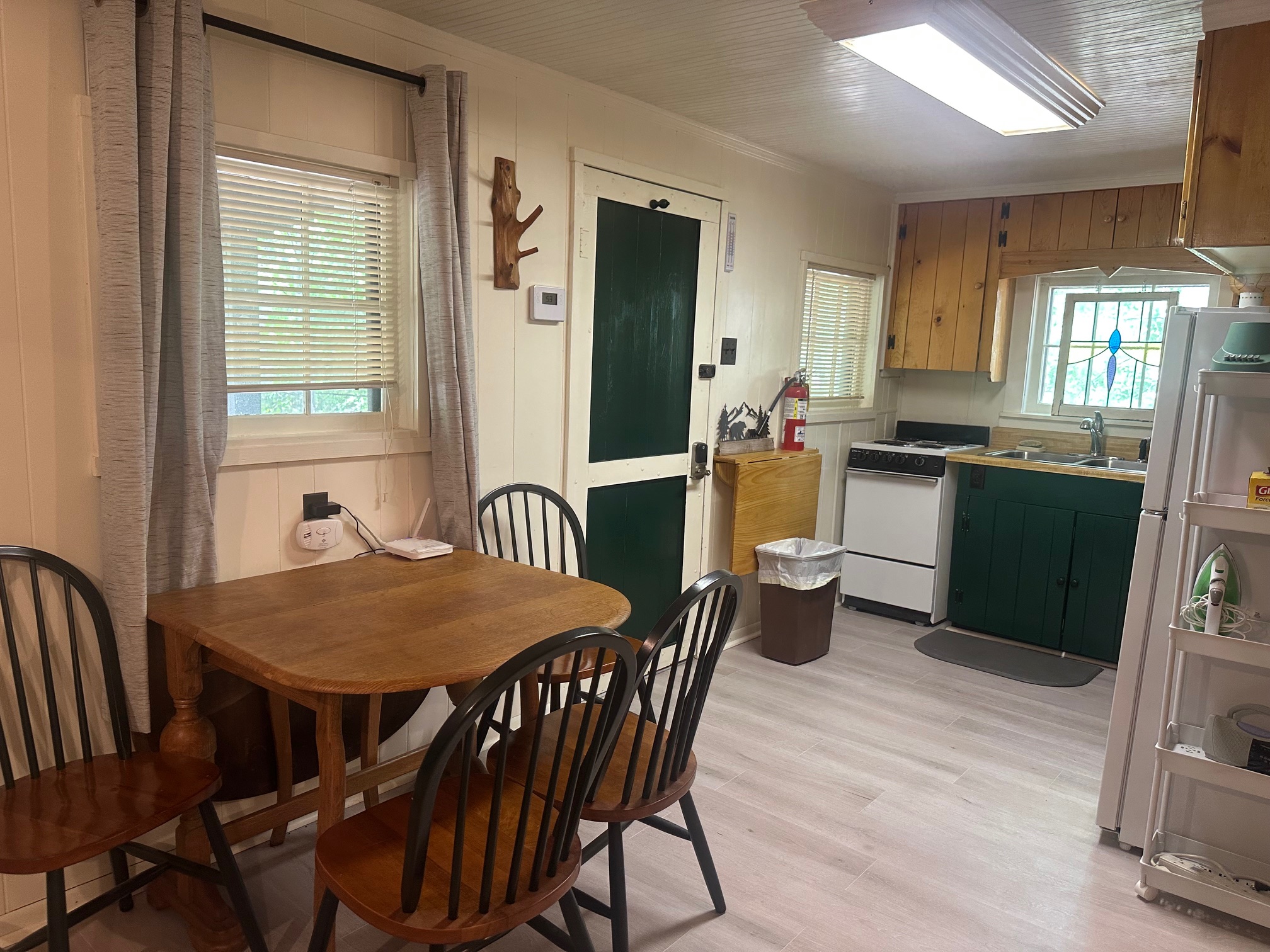 Brown Dog Cabin with High Speed Wifi and A/C