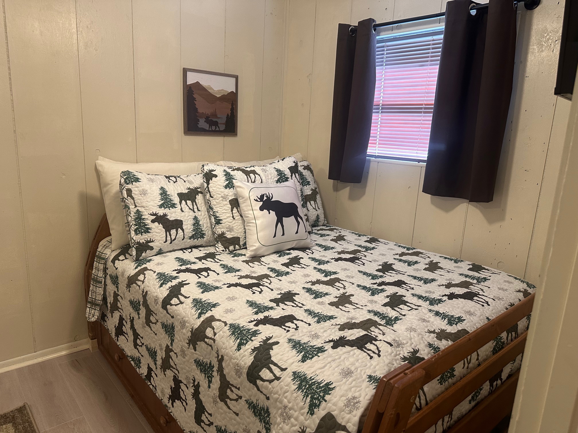 Brown Dog Cabin with High Speed Wifi and A/C