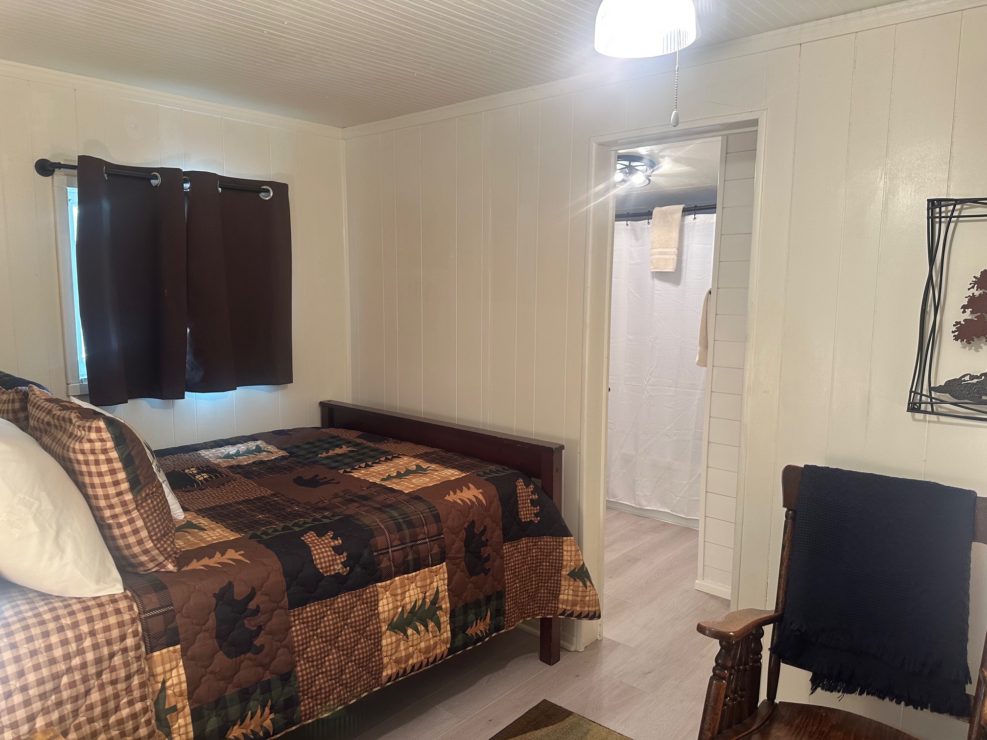 Brown Dog Cabin with High Speed Wifi and A/C