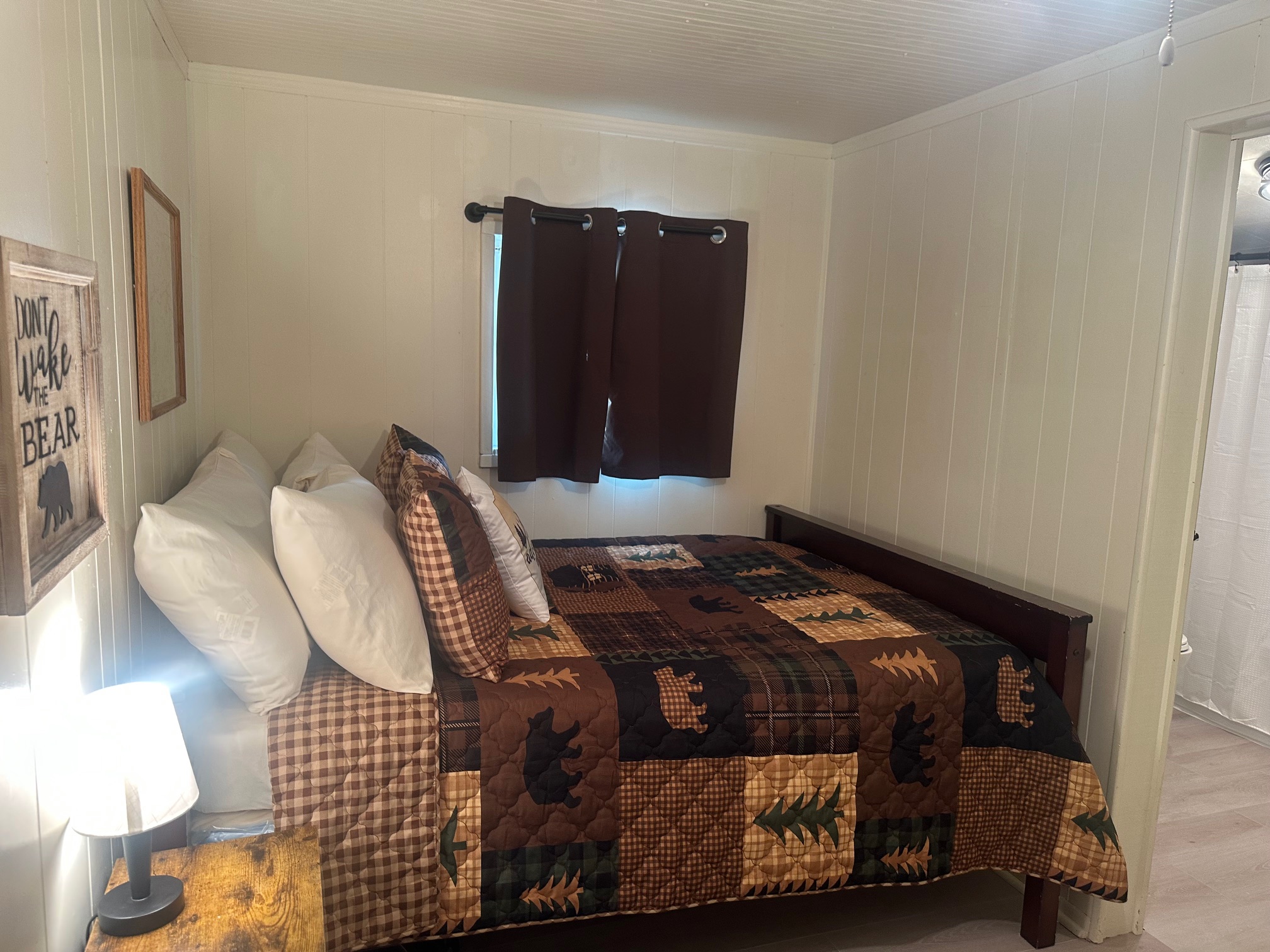 Brown Dog Cabin with High Speed Wifi and A/C