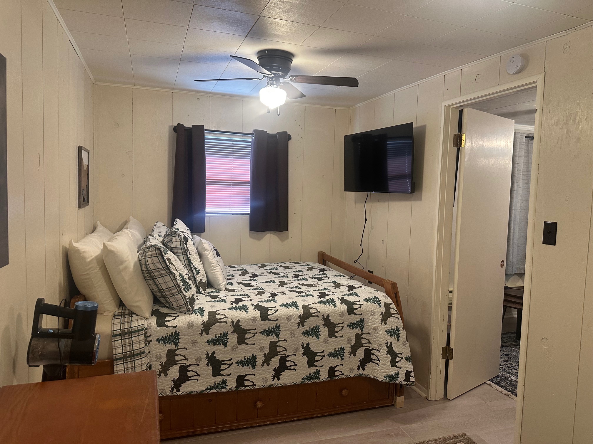 Brown Dog Cabin with High Speed Wifi and A/C