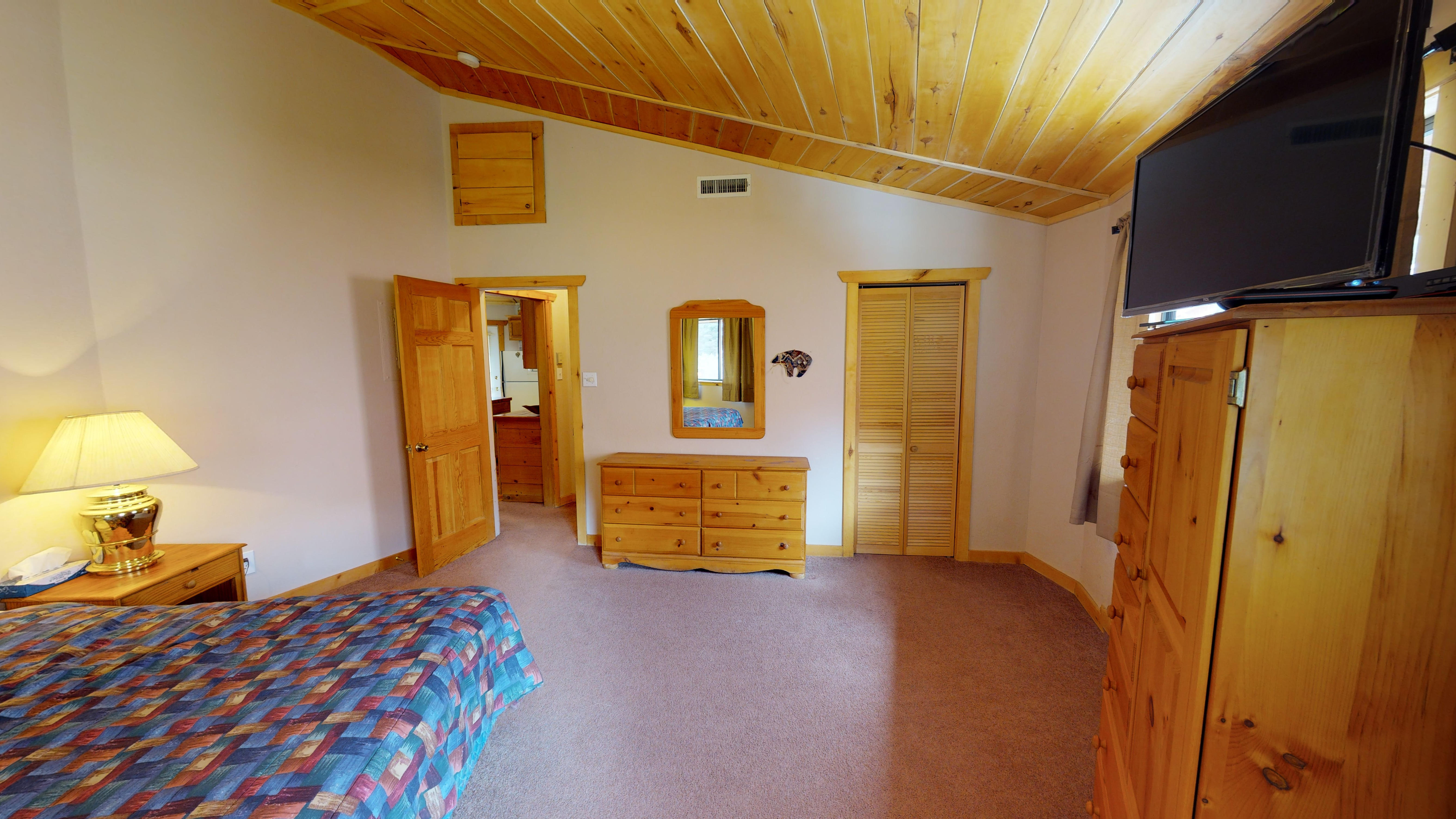 Round Eagle House on the River with Wifi