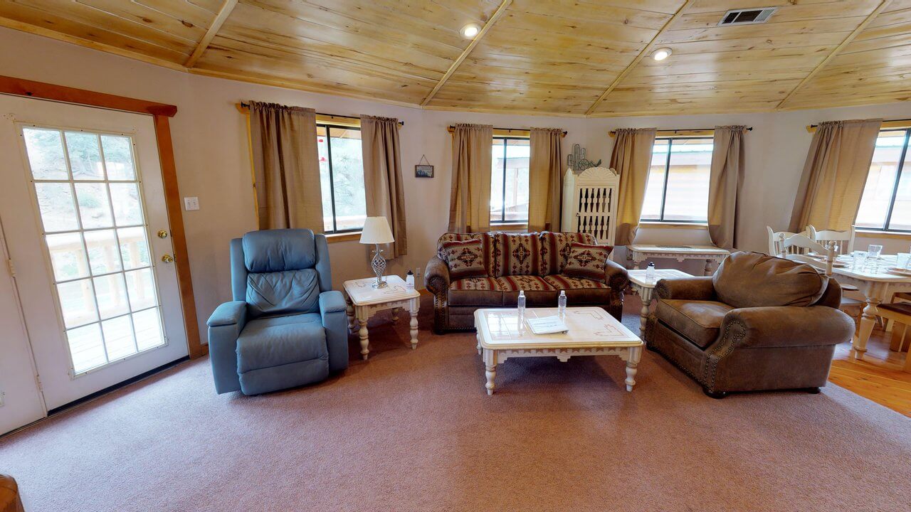 Round Eagle House on the River with Wifi